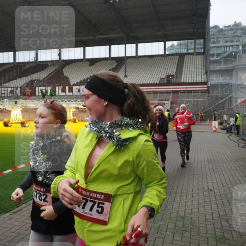 07.12.2025 - St. Pauli X-Mass-Run No. 15 Fabian Wolf http://msf.ph/oto/9394616 07.12.2025 10:25:59 Ziel 369, 374, 387, 398, 422, 1227, 1538, 1561, 1581, 1586, 2041, 2104, 2106, 2149, 2191, 2215, 2896, 3805, 3910, 3918, 4300, 4301, 4492, 4775, 4782 meine-sportfotos.de