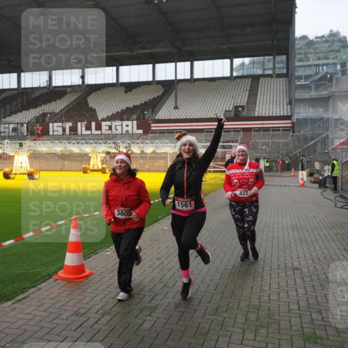 07.12.2025 - St. Pauli X-Mass-Run No. 15 Fabian Wolf http://msf.ph/oto/9394619 07.12.2025 10:25:59 Ziel 369, 374, 387, 398, 422, 1227, 1538, 1561, 1581, 1586, 2041, 2104, 2106, 2149, 2191, 2215, 2896, 3805, 3910, 3918, 4300, 4301, 4492, 4775, 4782 meine-sportfotos.de