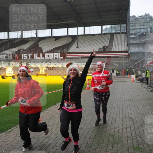 07.12.2025 - St. Pauli X-Mass-Run No. 15 Fabian Wolf http://msf.ph/oto/9394621 07.12.2025 10:26:00 Ziel 374, 387, 422, 1227, 1538, 1561, 1581, 1586, 2041, 2106, 2149, 2191, 2215, 2896, 3805, 3910, 3918, 4300, 4301, 4492, 4775, 4782 meine-sportfotos.de