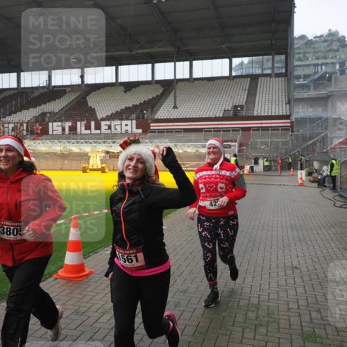 07.12.2025 - St. Pauli X-Mass-Run No. 15 Fabian Wolf http://msf.ph/oto/9394622 07.12.2025 10:26:00 Ziel 374, 387, 422, 1227, 1538, 1561, 1581, 1586, 2041, 2106, 2149, 2191, 2215, 2896, 3805, 3910, 3918, 4300, 4301, 4492, 4775, 4782 meine-sportfotos.de