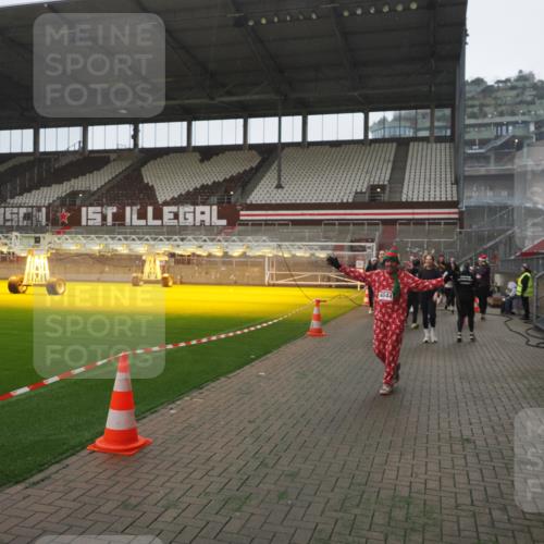 07.12.2025 - St. Pauli X-Mass-Run No. 15 Fabian Wolf http://msf.ph/oto/9394634 07.12.2025 10:26:18 Ziel 23, 28, 368, 1638, 1639, 2922, 3698, 3699, 4044, 4093, 4460, 4461, 4469, 4481, 4529, 4532, 4699, 4703, 4709, 5010 meine-sportfotos.de