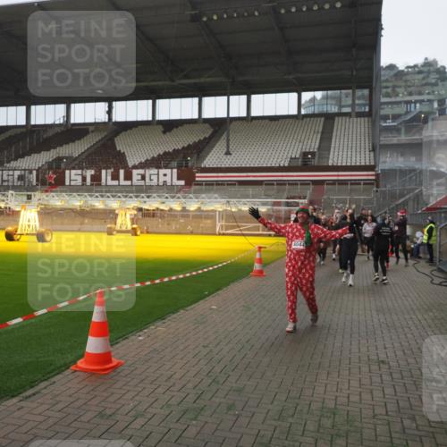 07.12.2025 - St. Pauli X-Mass-Run No. 15 Fabian Wolf http://msf.ph/oto/9394635 07.12.2025 10:26:19 Ziel 23, 28, 368, 1638, 1639, 2068, 2922, 3698, 3699, 4044, 4093, 4460, 4461, 4469, 4481, 4529, 4532, 4699, 4703, 4709, 5010 meine-sportfotos.de