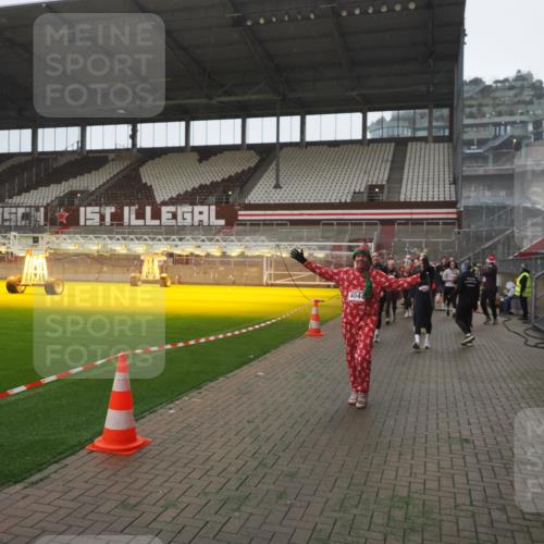 07.12.2025 - St. Pauli X-Mass-Run No. 15 Fabian Wolf http://msf.ph/oto/9394636 07.12.2025 10:26:19 Ziel 23, 28, 368, 1638, 1639, 2068, 2922, 3698, 3699, 4044, 4093, 4460, 4461, 4469, 4481, 4529, 4532, 4699, 4703, 4709, 5010 meine-sportfotos.de