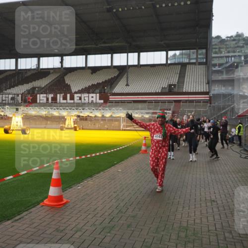 07.12.2025 - St. Pauli X-Mass-Run No. 15 Fabian Wolf http://msf.ph/oto/9394638 07.12.2025 10:26:19 Ziel 23, 28, 368, 1638, 1639, 2068, 2922, 3698, 3699, 4044, 4093, 4460, 4461, 4469, 4481, 4529, 4532, 4699, 4703, 4709, 5010 meine-sportfotos.de