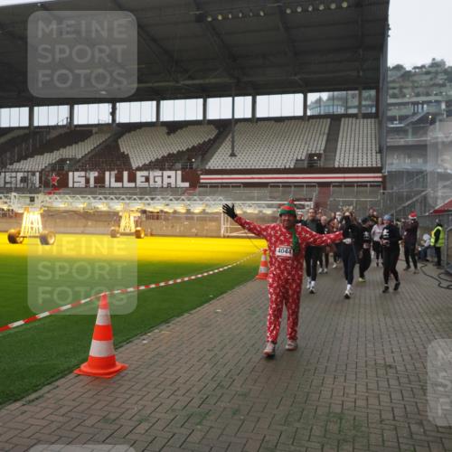 07.12.2025 - St. Pauli X-Mass-Run No. 15 Fabian Wolf http://msf.ph/oto/9394639 07.12.2025 10:26:20 Ziel 23, 28, 368, 1638, 1639, 2068, 2922, 3698, 3699, 4044, 4093, 4448, 4460, 4461, 4469, 4481, 4529, 4532, 4699, 4703, 4709, 5010 meine-sportfotos.de