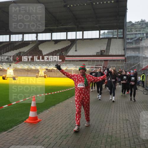 07.12.2025 - St. Pauli X-Mass-Run No. 15 Fabian Wolf http://msf.ph/oto/9394644 07.12.2025 10:26:21 Ziel 23, 28, 368, 1638, 1639, 2068, 2518, 2648, 2649, 2922, 3698, 3699, 4044, 4093, 4448, 4460, 4461, 4469, 4481, 4529, 4532, 4699, 4703, 4709, 5010 meine-sportfotos.de