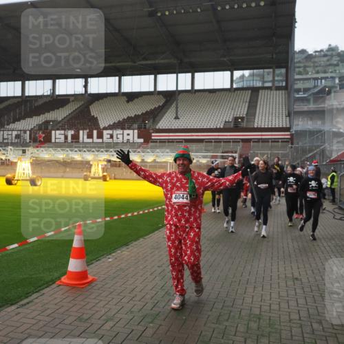 07.12.2025 - St. Pauli X-Mass-Run No. 15 Fabian Wolf http://msf.ph/oto/9394645 07.12.2025 10:26:21 Ziel 23, 28, 368, 1638, 1639, 2068, 2518, 2648, 2649, 2922, 3698, 3699, 4044, 4093, 4448, 4460, 4461, 4469, 4481, 4529, 4532, 4699, 4703, 4709, 5010 meine-sportfotos.de