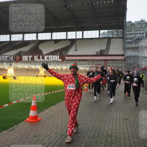 07.12.2025 - St. Pauli X-Mass-Run No. 15 Fabian Wolf http://msf.ph/oto/9394647 07.12.2025 10:26:21 Ziel 23, 28, 368, 1638, 1639, 2068, 2518, 2648, 2649, 2922, 3698, 3699, 4044, 4093, 4448, 4460, 4461, 4469, 4481, 4529, 4532, 4699, 4703, 4709, 5010 meine-sportfotos.de