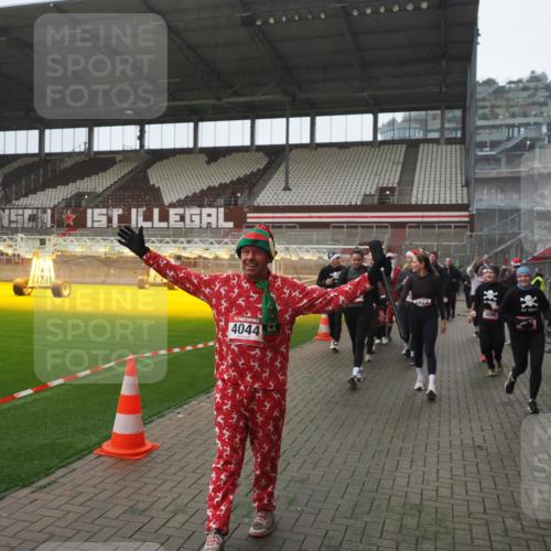 07.12.2025 - St. Pauli X-Mass-Run No. 15 Fabian Wolf http://msf.ph/oto/9394649 07.12.2025 10:26:22 Ziel 23, 28, 368, 1638, 1639, 2068, 2518, 2648, 2649, 2922, 3698, 3699, 4044, 4093, 4448, 4460, 4461, 4469, 4481, 4529, 4532, 4699, 4703, 4709, 5010 meine-sportfotos.de