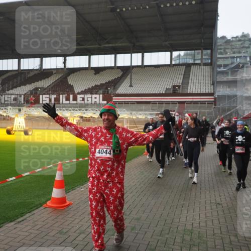 07.12.2025 - St. Pauli X-Mass-Run No. 15 Fabian Wolf http://msf.ph/oto/9394650 07.12.2025 10:26:22 Ziel 23, 28, 368, 1638, 1639, 2068, 2518, 2648, 2649, 2922, 3698, 3699, 4044, 4093, 4448, 4460, 4461, 4469, 4481, 4529, 4532, 4699, 4703, 4709, 5010 meine-sportfotos.de