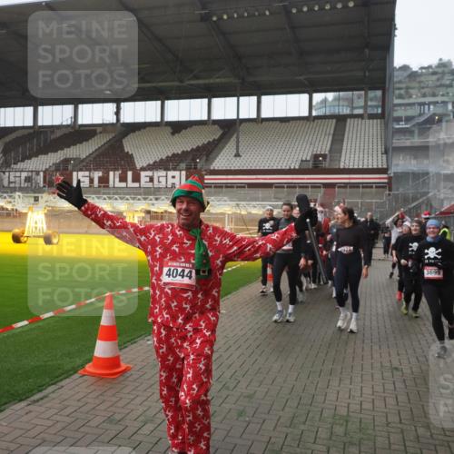 07.12.2025 - St. Pauli X-Mass-Run No. 15 Fabian Wolf http://msf.ph/oto/9394651 07.12.2025 10:26:22 Ziel 23, 28, 368, 1638, 1639, 2068, 2518, 2648, 2649, 2922, 3698, 3699, 4044, 4093, 4448, 4460, 4461, 4469, 4481, 4529, 4532, 4699, 4703, 4709, 5010 meine-sportfotos.de