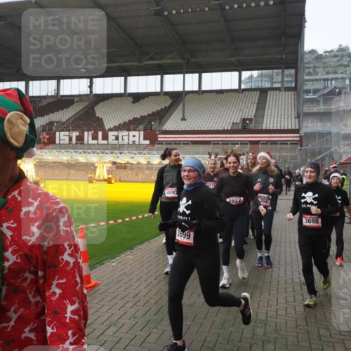 07.12.2025 - St. Pauli X-Mass-Run No. 15 Fabian Wolf http://msf.ph/oto/9394659 07.12.2025 10:26:24 Ziel 23, 28, 368, 1396, 1638, 1639, 2068, 2518, 2648, 2649, 2922, 3698, 3699, 4093, 4448, 4460, 4461, 4469, 4481, 4529, 4532, 4699, 4703, 4709, 5010 meine-sportfotos.de