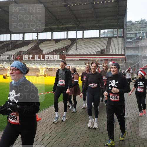 07.12.2025 - St. Pauli X-Mass-Run No. 15 Fabian Wolf http://msf.ph/oto/9394662 07.12.2025 10:26:24 Ziel 23, 28, 368, 1396, 1638, 1639, 2068, 2518, 2648, 2649, 2922, 3698, 3699, 4093, 4448, 4460, 4461, 4469, 4481, 4529, 4532, 4699, 4703, 4709, 5010 meine-sportfotos.de