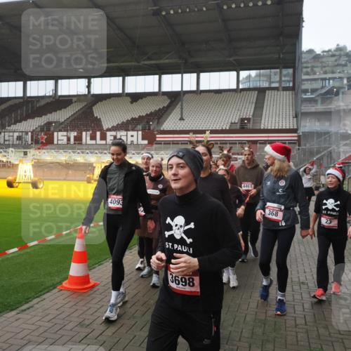 07.12.2025 - St. Pauli X-Mass-Run No. 15 Fabian Wolf http://msf.ph/oto/9394665 07.12.2025 10:26:25 Ziel 23, 28, 368, 1396, 1638, 1639, 2068, 2518, 2648, 2649, 2922, 3698, 3699, 4093, 4448, 4460, 4461, 4469, 4481, 4506, 4512, 4529, 4532, 4699, 4703, 4709, 5010 meine-sportfotos.de