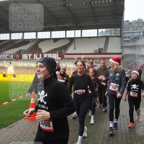 07.12.2025 - St. Pauli X-Mass-Run No. 15 Fabian Wolf http://msf.ph/oto/9394666 07.12.2025 10:26:25 Ziel 23, 28, 368, 1396, 1638, 1639, 2068, 2518, 2648, 2649, 2922, 3698, 3699, 4093, 4448, 4460, 4461, 4469, 4481, 4506, 4512, 4529, 4532, 4699, 4703, 4709, 5010 meine-sportfotos.de