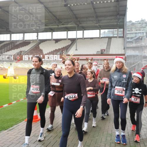 07.12.2025 - St. Pauli X-Mass-Run No. 15 Fabian Wolf http://msf.ph/oto/9394668 07.12.2025 10:26:25 Ziel 23, 28, 368, 1396, 1638, 1639, 2068, 2518, 2648, 2649, 2922, 3698, 3699, 4093, 4448, 4460, 4461, 4469, 4481, 4506, 4512, 4529, 4532, 4699, 4703, 4709, 5010 meine-sportfotos.de