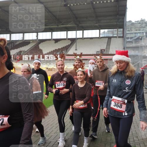 07.12.2025 - St. Pauli X-Mass-Run No. 15 Fabian Wolf http://msf.ph/oto/9394673 07.12.2025 10:26:26 Ziel 23, 28, 368, 1396, 1638, 1639, 2068, 2518, 2648, 2649, 2922, 3698, 3699, 4093, 4448, 4460, 4461, 4469, 4481, 4506, 4512, 4529, 4532, 4699, 4703, 4709, 5010 meine-sportfotos.de