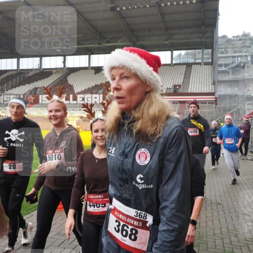 07.12.2025 - St. Pauli X-Mass-Run No. 15 Fabian Wolf http://msf.ph/oto/9394677 07.12.2025 10:26:27 Ziel 23, 28, 368, 1396, 1638, 1639, 2068, 2518, 2648, 2649, 2922, 3698, 3699, 4093, 4448, 4460, 4461, 4469, 4481, 4506, 4512, 4529, 4532, 4699, 4703, 4709, 5010 meine-sportfotos.de