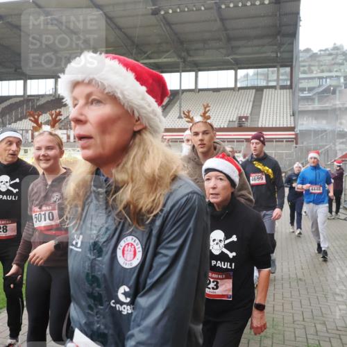 07.12.2025 - St. Pauli X-Mass-Run No. 15 Fabian Wolf http://msf.ph/oto/9394678 07.12.2025 10:26:27 Ziel 23, 28, 368, 1396, 1638, 1639, 2068, 2518, 2648, 2649, 2922, 3698, 3699, 4093, 4448, 4460, 4461, 4469, 4481, 4506, 4512, 4529, 4532, 4699, 4703, 4709, 5010 meine-sportfotos.de