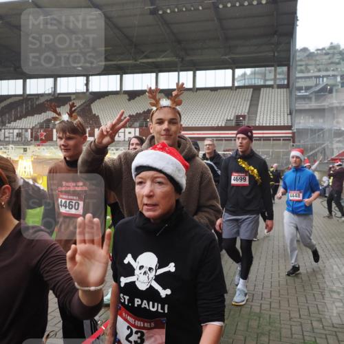 07.12.2025 - St. Pauli X-Mass-Run No. 15 Fabian Wolf http://msf.ph/oto/9394681 07.12.2025 10:26:28 Ziel 23, 28, 368, 1396, 1638, 1639, 2068, 2518, 2648, 2649, 2922, 3698, 3699, 4093, 4448, 4460, 4461, 4469, 4481, 4506, 4512, 4529, 4532, 4699, 4703, 4709, 5010 meine-sportfotos.de