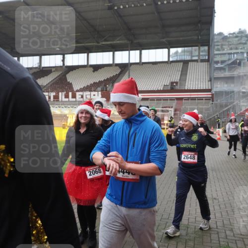 07.12.2025 - St. Pauli X-Mass-Run No. 15 Fabian Wolf http://msf.ph/oto/9394699 07.12.2025 10:26:32 Ziel 23, 28, 368, 1396, 1638, 1639, 2068, 2518, 2648, 2649, 2922, 3698, 3699, 4093, 4448, 4460, 4461, 4469, 4481, 4506, 4512, 4529, 4532, 4699, 4703, 4709, 5010 meine-sportfotos.de