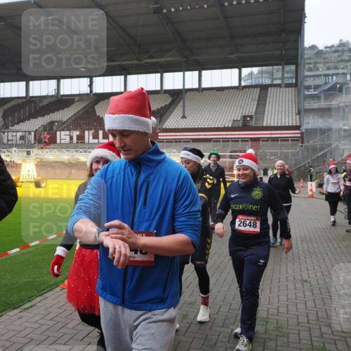 07.12.2025 - St. Pauli X-Mass-Run No. 15 Fabian Wolf http://msf.ph/oto/9394701 07.12.2025 10:26:32 Ziel 23, 28, 368, 1396, 1638, 1639, 2068, 2518, 2648, 2649, 2922, 3698, 3699, 4093, 4448, 4460, 4461, 4469, 4481, 4506, 4512, 4529, 4532, 4699, 4703, 4709, 5010 meine-sportfotos.de