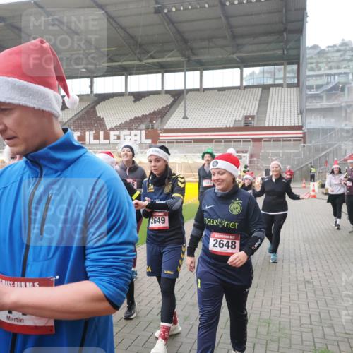 07.12.2025 - St. Pauli X-Mass-Run No. 15 Fabian Wolf http://msf.ph/oto/9394704 07.12.2025 10:26:33 Ziel 23, 28, 368, 1396, 1638, 1639, 2068, 2518, 2648, 2649, 2922, 3698, 3792, 4093, 4448, 4460, 4461, 4469, 4481, 4506, 4512, 4529, 4532, 4699, 4703, 4709, 5010 meine-sportfotos.de