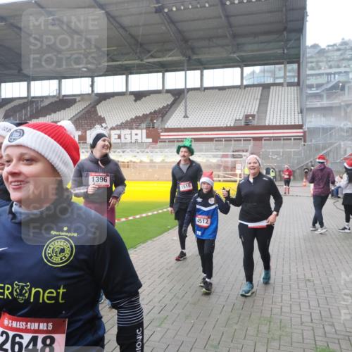 07.12.2025 - St. Pauli X-Mass-Run No. 15 Fabian Wolf http://msf.ph/oto/9394710 07.12.2025 10:26:34 Ziel 28, 368, 1396, 1638, 1639, 2068, 2518, 2648, 2649, 3792, 4448, 4460, 4461, 4469, 4481, 4506, 4512, 4529, 4532, 4699, 4703, 4709, 5010 meine-sportfotos.de