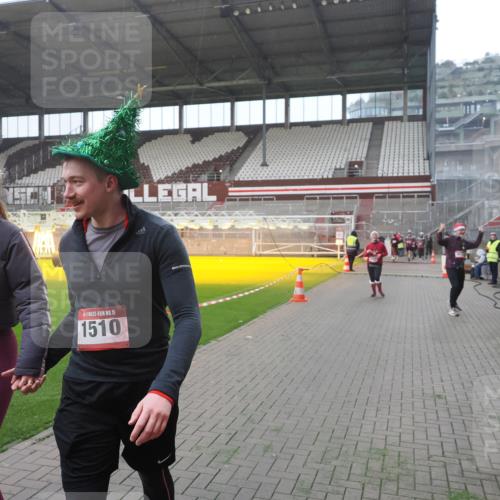 07.12.2025 - St. Pauli X-Mass-Run No. 15 Fabian Wolf http://msf.ph/oto/9394719 07.12.2025 10:26:37 Ziel 1396, 1638, 2068, 2518, 2648, 2649, 3792, 4448, 4481, 4506, 4512, 4699, 4703, 4709 meine-sportfotos.de