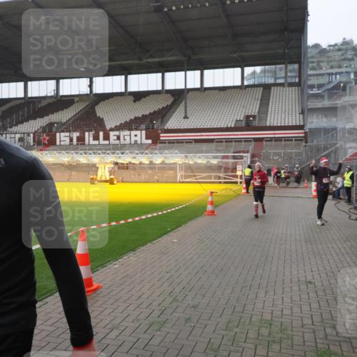 07.12.2025 - St. Pauli X-Mass-Run No. 15 Fabian Wolf http://msf.ph/oto/9394720 07.12.2025 10:26:38 Ziel 1396, 1638, 2068, 2518, 2648, 2649, 3792, 4448, 4506, 4512, 4703 meine-sportfotos.de