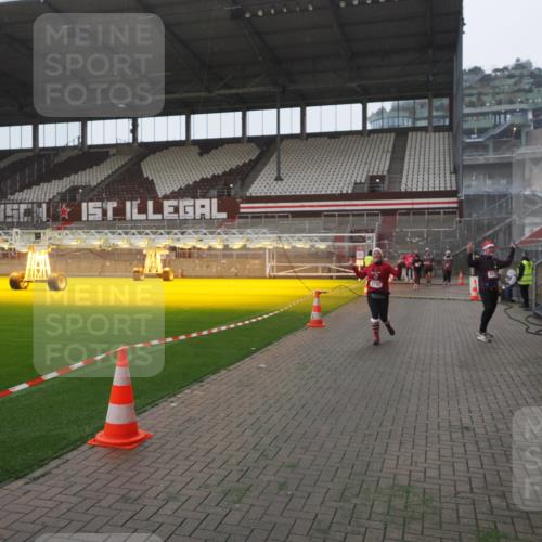 07.12.2025 - St. Pauli X-Mass-Run No. 15 Fabian Wolf http://msf.ph/oto/9394724 07.12.2025 10:26:39 Ziel 1396, 2068, 2518, 2648, 2649, 3792, 4448, 4506, 4512, 4705 meine-sportfotos.de