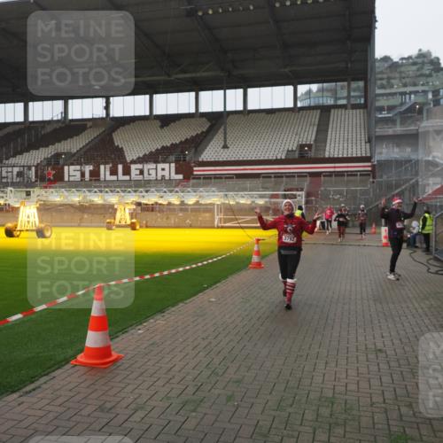 07.12.2025 - St. Pauli X-Mass-Run No. 15 Fabian Wolf http://msf.ph/oto/9394728 07.12.2025 10:26:40 Ziel 1396, 2518, 2648, 2649, 3792, 3828, 4185, 4448, 4506, 4512, 4705 meine-sportfotos.de