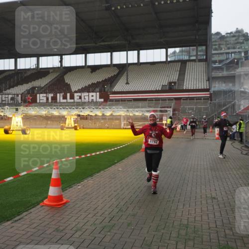 07.12.2025 - St. Pauli X-Mass-Run No. 15 Fabian Wolf http://msf.ph/oto/9394731 07.12.2025 10:26:41 Ziel 1396, 2518, 2648, 2649, 3792, 3828, 4185, 4506, 4512, 4705 meine-sportfotos.de