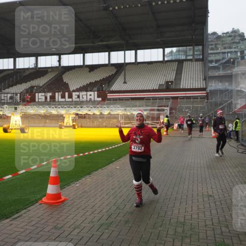 07.12.2025 - St. Pauli X-Mass-Run No. 15 Fabian Wolf http://msf.ph/oto/9394733 07.12.2025 10:26:41 Ziel 1396, 2518, 2648, 2649, 3792, 3828, 4185, 4506, 4512, 4705 meine-sportfotos.de
