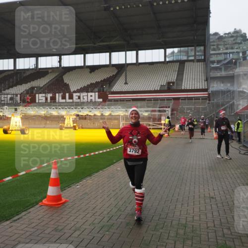 07.12.2025 - St. Pauli X-Mass-Run No. 15 Fabian Wolf http://msf.ph/oto/9394734 07.12.2025 10:26:41 Ziel 1396, 2518, 2648, 2649, 3792, 3828, 4185, 4506, 4512, 4705 meine-sportfotos.de