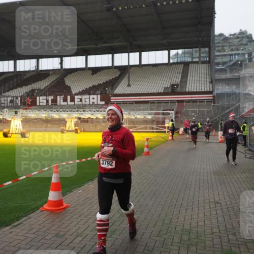 07.12.2025 - St. Pauli X-Mass-Run No. 15 Fabian Wolf http://msf.ph/oto/9394736 07.12.2025 10:26:42 Ziel 1396, 3771, 3787, 3792, 3828, 4185, 4506, 4512, 4705 meine-sportfotos.de