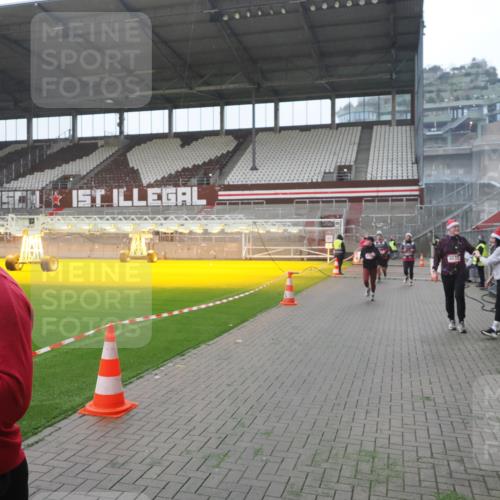 07.12.2025 - St. Pauli X-Mass-Run No. 15 Fabian Wolf http://msf.ph/oto/9394738 07.12.2025 10:26:42 Ziel 1396, 3771, 3787, 3792, 3828, 4185, 4506, 4512, 4705 meine-sportfotos.de