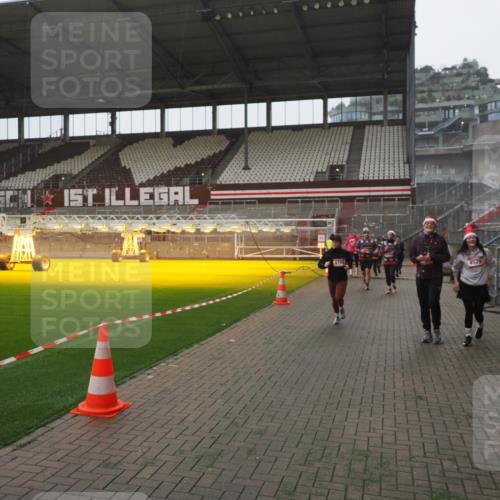 07.12.2025 - St. Pauli X-Mass-Run No. 15 Fabian Wolf http://msf.ph/oto/9394739 07.12.2025 10:26:43 Ziel 1396, 3771, 3787, 3792, 3828, 4185, 4506, 4512, 4705 meine-sportfotos.de