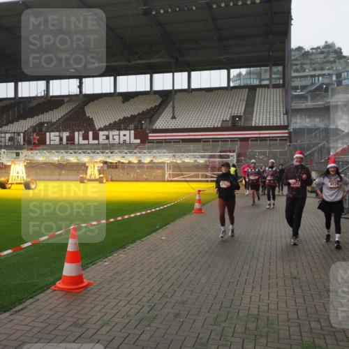 07.12.2025 - St. Pauli X-Mass-Run No. 15 Fabian Wolf http://msf.ph/oto/9394741 07.12.2025 10:26:44 Ziel 3771, 3787, 3792, 3828, 4185, 4506, 4512, 4705 meine-sportfotos.de