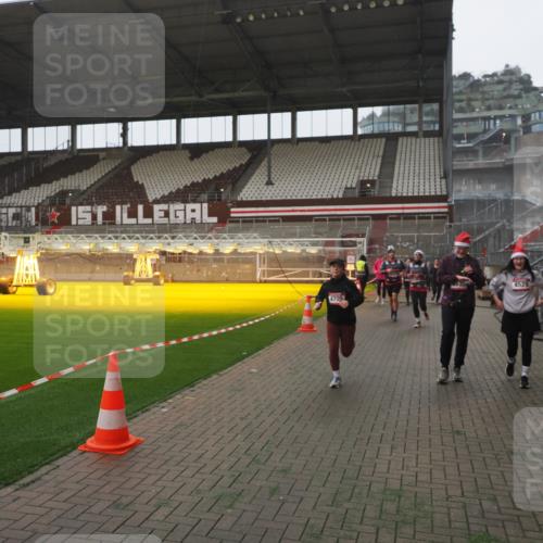 07.12.2025 - St. Pauli X-Mass-Run No. 15 Fabian Wolf http://msf.ph/oto/9394742 07.12.2025 10:26:44 Ziel 3771, 3787, 3792, 3828, 4185, 4506, 4512, 4705 meine-sportfotos.de