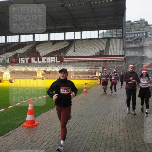 07.12.2025 - St. Pauli X-Mass-Run No. 15 Fabian Wolf http://msf.ph/oto/9394747 07.12.2025 10:26:45 Ziel 3771, 3787, 3792, 3828, 4185, 4384, 4506, 4512, 4705 meine-sportfotos.de