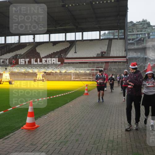07.12.2025 - St. Pauli X-Mass-Run No. 15 Fabian Wolf http://msf.ph/oto/9394751 07.12.2025 10:26:46 Ziel 3771, 3787, 3792, 3828, 4185, 4384, 4705 meine-sportfotos.de