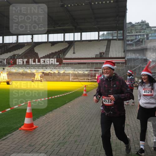 07.12.2025 - St. Pauli X-Mass-Run No. 15 Fabian Wolf http://msf.ph/oto/9394753 07.12.2025 10:26:48 Ziel 3771, 3787, 3792, 3828, 4185, 4384, 4705 meine-sportfotos.de
