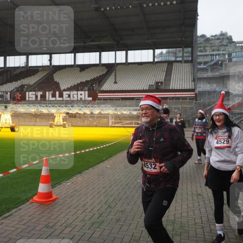 07.12.2025 - St. Pauli X-Mass-Run No. 15 Fabian Wolf http://msf.ph/oto/9394754 07.12.2025 10:26:48 Ziel 3771, 3787, 3792, 3828, 4185, 4384, 4705 meine-sportfotos.de