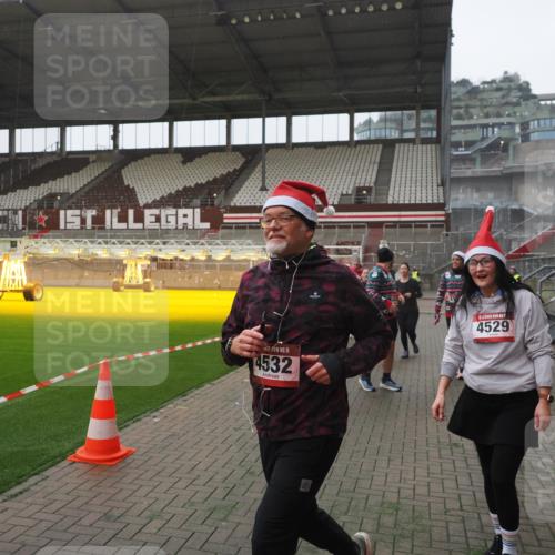 07.12.2025 - St. Pauli X-Mass-Run No. 15 Fabian Wolf http://msf.ph/oto/9394755 07.12.2025 10:26:48 Ziel 3771, 3787, 3792, 3828, 4185, 4384, 4705 meine-sportfotos.de