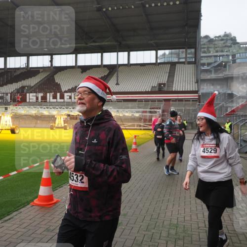 07.12.2025 - St. Pauli X-Mass-Run No. 15 Fabian Wolf http://msf.ph/oto/9394756 07.12.2025 10:26:48 Ziel 3771, 3787, 3792, 3828, 4185, 4384, 4705 meine-sportfotos.de