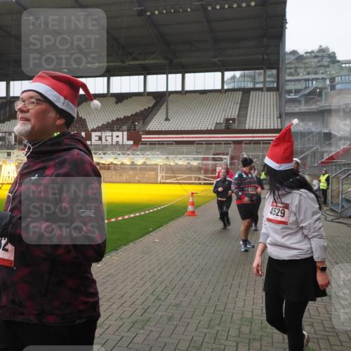 07.12.2025 - St. Pauli X-Mass-Run No. 15 Fabian Wolf http://msf.ph/oto/9394757 07.12.2025 10:26:48 Ziel 3771, 3787, 3792, 3828, 4185, 4384, 4705 meine-sportfotos.de