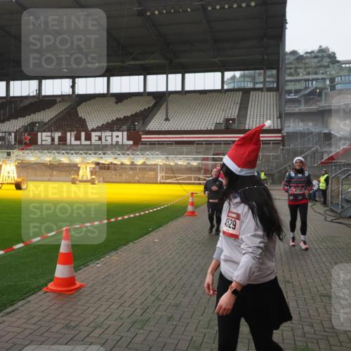 07.12.2025 - St. Pauli X-Mass-Run No. 15 Fabian Wolf http://msf.ph/oto/9394759 07.12.2025 10:26:49 Ziel 3771, 3787, 3792, 3828, 4185, 4384, 4705 meine-sportfotos.de