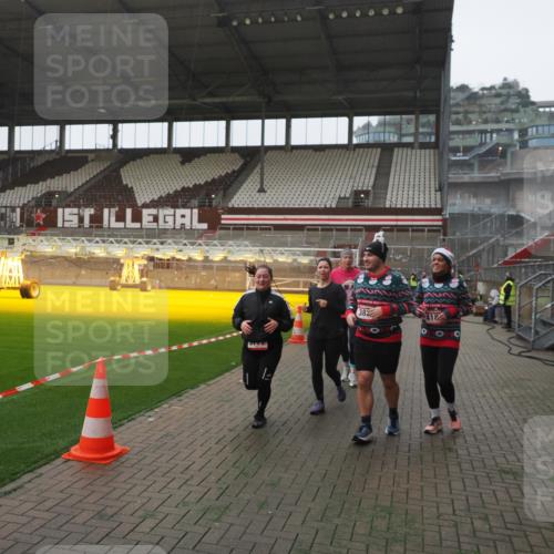 07.12.2025 - St. Pauli X-Mass-Run No. 15 Fabian Wolf http://msf.ph/oto/9394760 07.12.2025 10:26:50 Ziel 3771, 3787, 3792, 3828, 4185, 4384, 4705 meine-sportfotos.de
