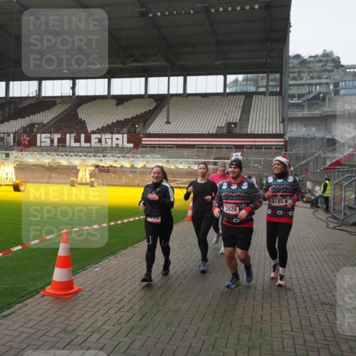 07.12.2025 - St. Pauli X-Mass-Run No. 15 Fabian Wolf http://msf.ph/oto/9394761 07.12.2025 10:26:50 Ziel 3771, 3787, 3792, 3828, 4185, 4384, 4705 meine-sportfotos.de